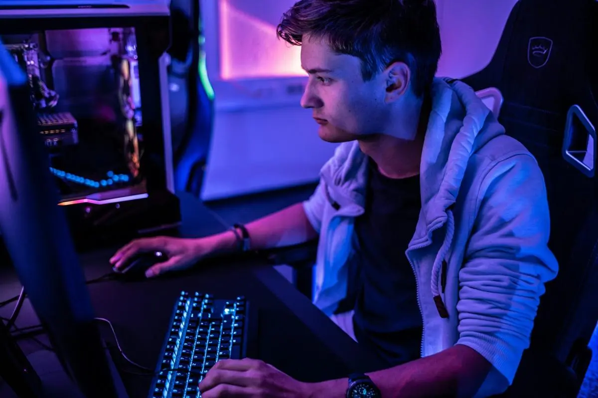 How Platforms Educate Users About Risk